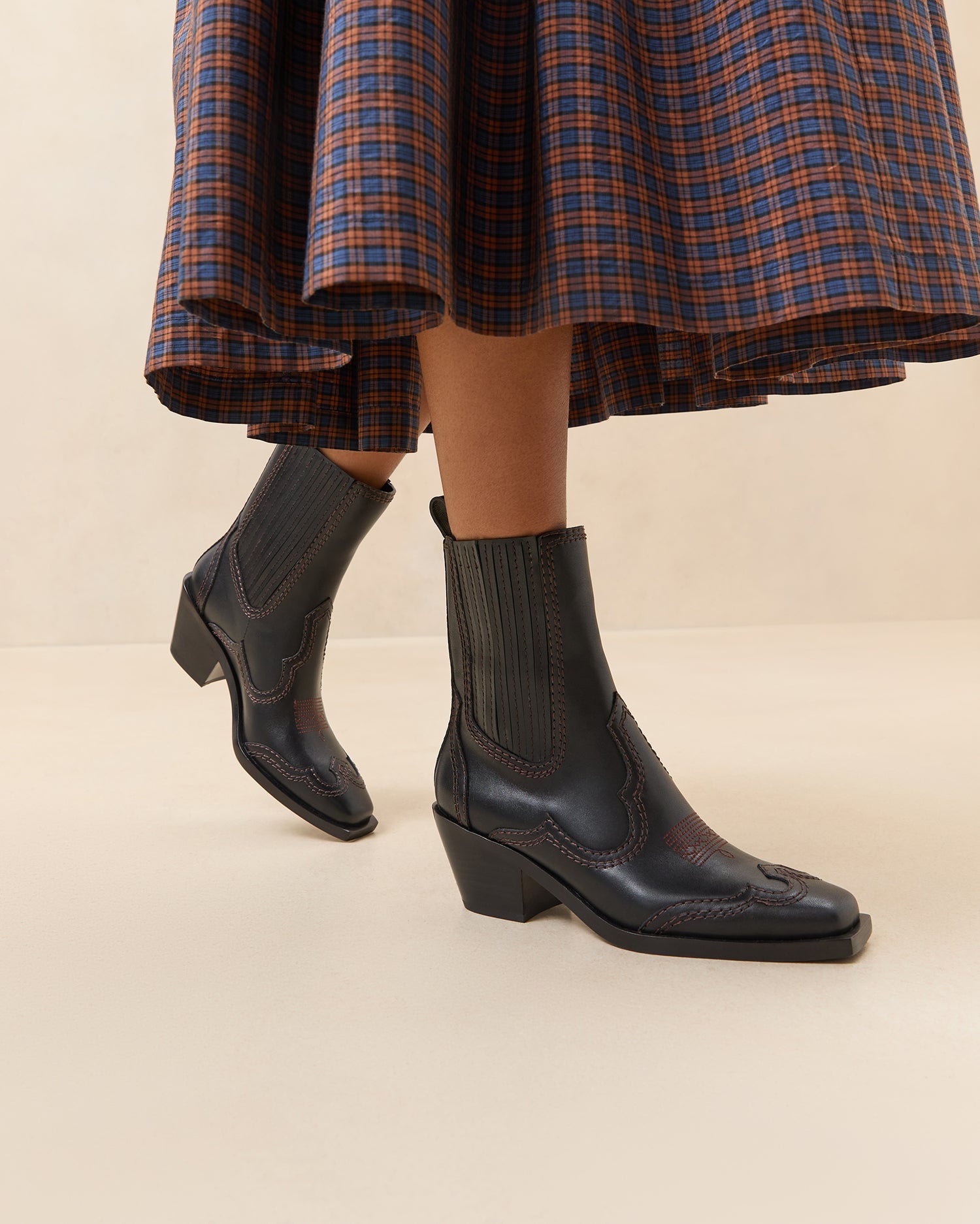 Color: Black/Brown